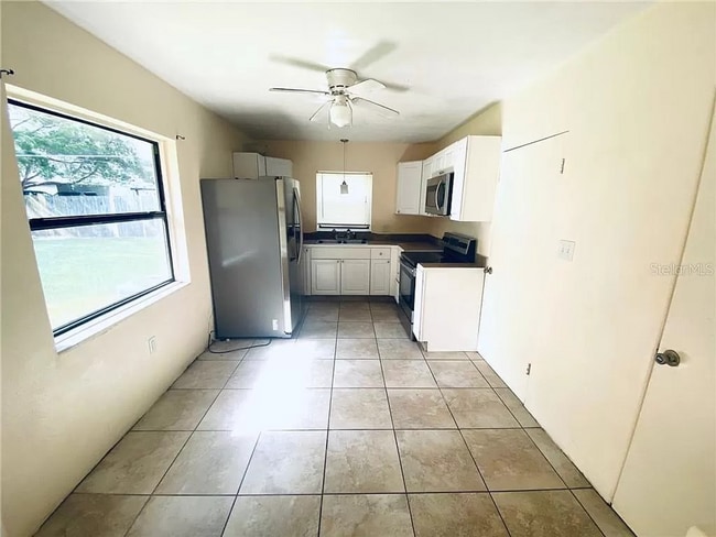 Building Photo - Spacious 3/2 home available now, and conveniently located near downtown and Manatee Hospital