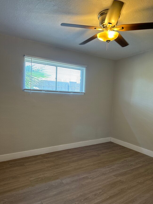Interior Photo - 2222 W Campbell Ave