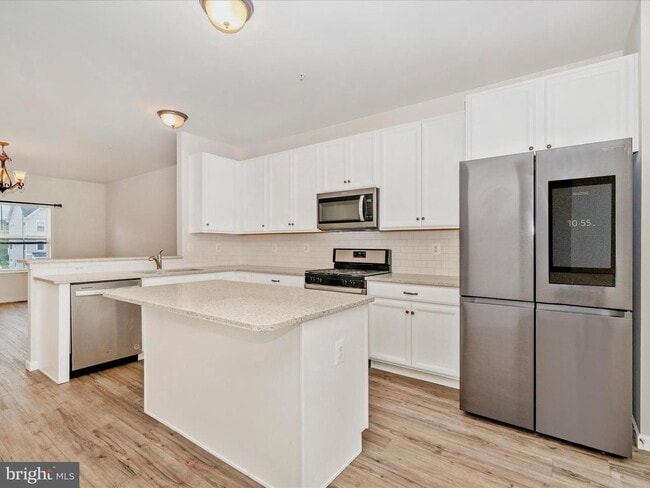 Building Photo - THREE LEVEL TOWN HOUSE IN KELLERTON