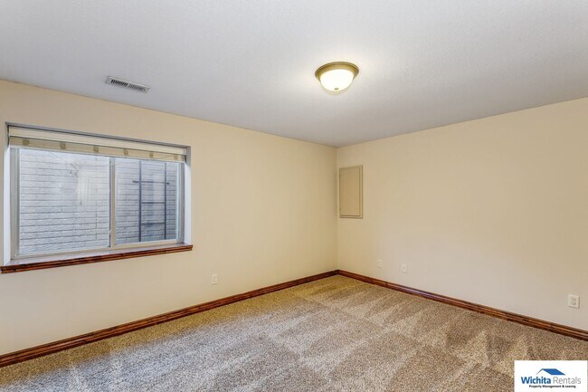 Building Photo - 11716-11718 Crestwood