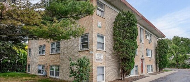Building Photo - 331 E Fullerton Ave