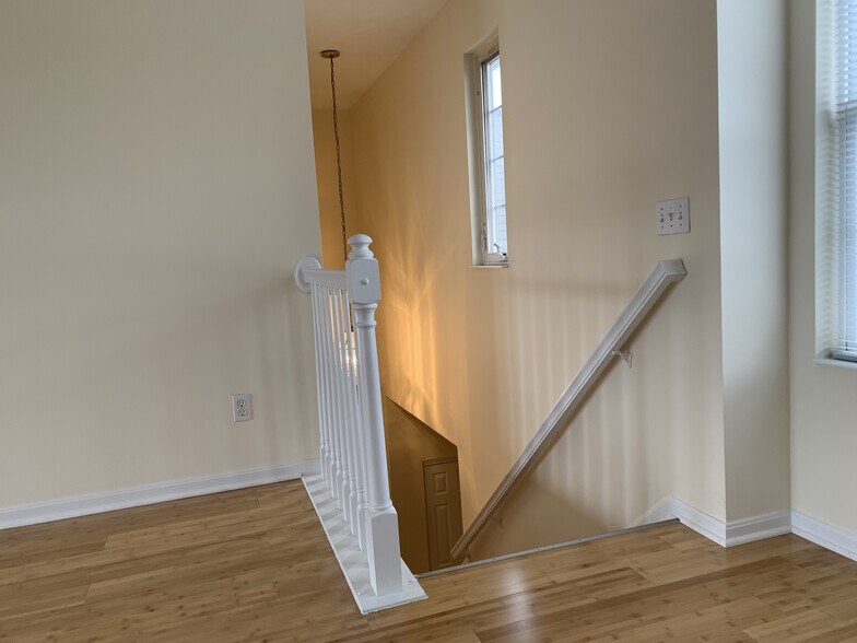 Building Photo - 4612 Court Yard Dr