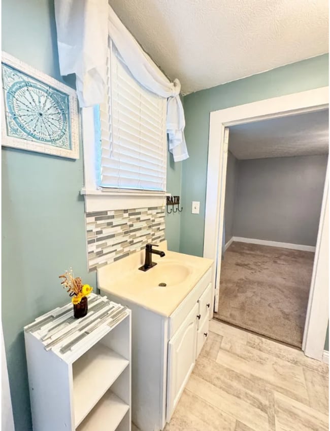 Building Photo - 2 Bedroom Single Family Home - 3 MONTH LEA...