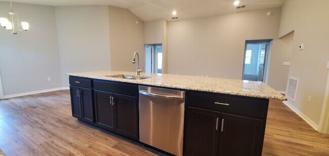 Building Photo - 4-Bedroom, 2-Bathroom in Villamar Winter Haven