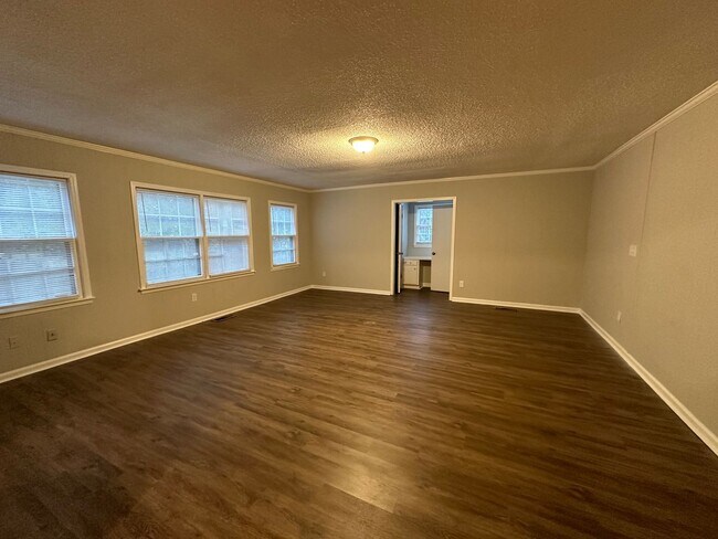Building Photo - Spacious home