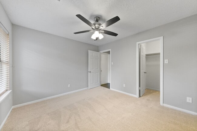 Building Photo - 802 Foxglove Dr