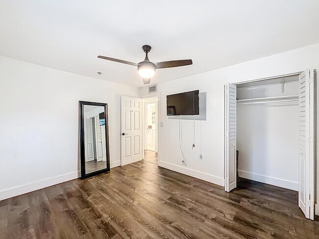 Building Photo - 305 SE 11th Ave