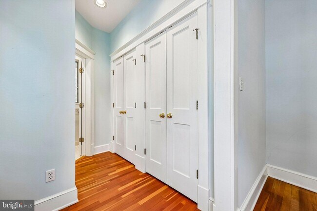 Building Photo - 526 N Ivy St