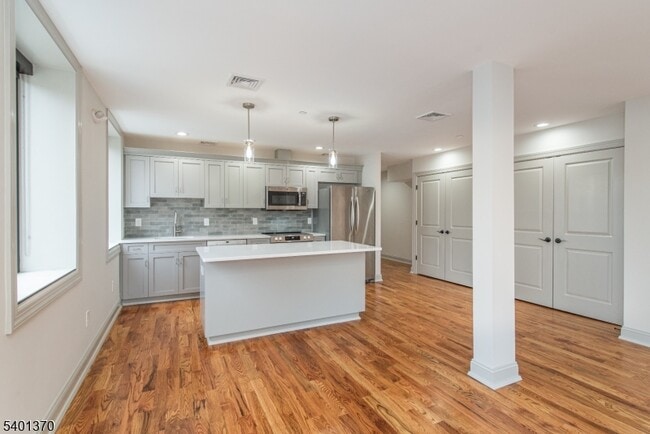 Building Photo - 248 US-46