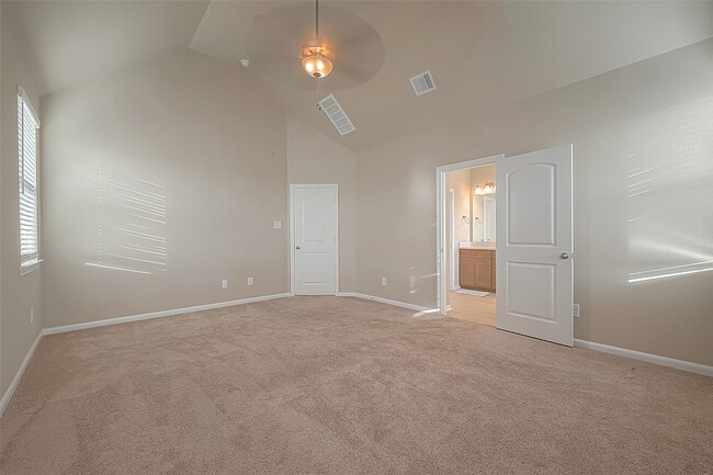 Building Photo - 8700 Laurel Crest Dr