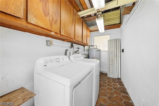 Building Photo - 275 Lakeview Dr