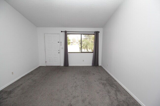 Building Photo - 652 Casa Grande Dr