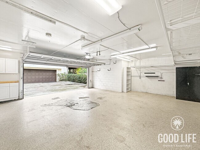 Building Photo - Stunning 2B/2.5BA Townhouse w/ W/D, Private Balconies & Pool!