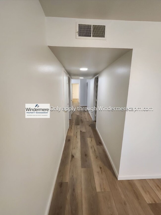 Building Photo - Gorgeous Halfplex in the heart of Carmicha...