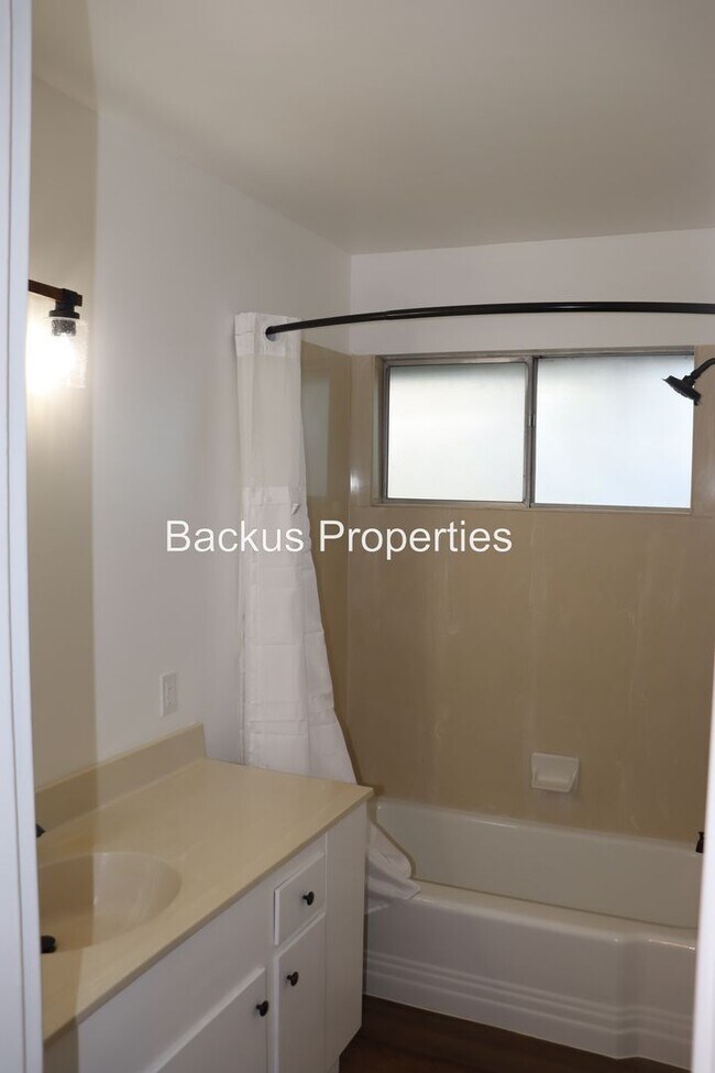 Building Photo - 738 Carmelita Dr