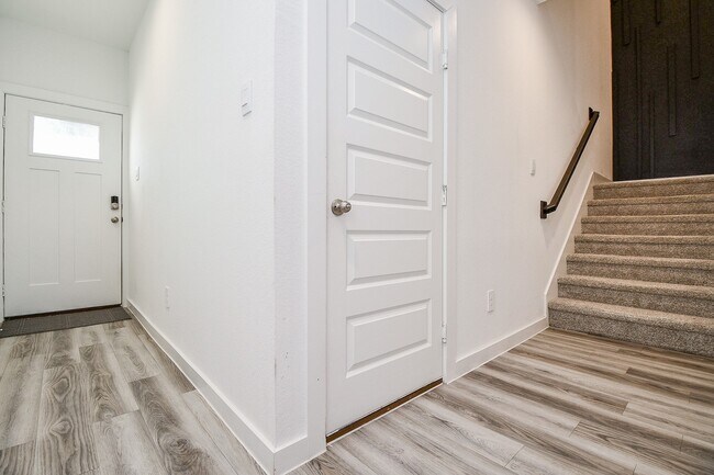 Building Photo - 2917 Skyline Mesa Dr