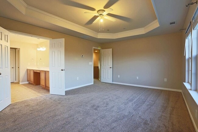 Building Photo - Family friendly home in highly sought afte...