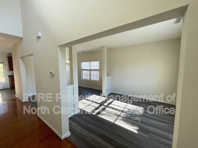 Building Photo - 705 Weeping Willow Dr