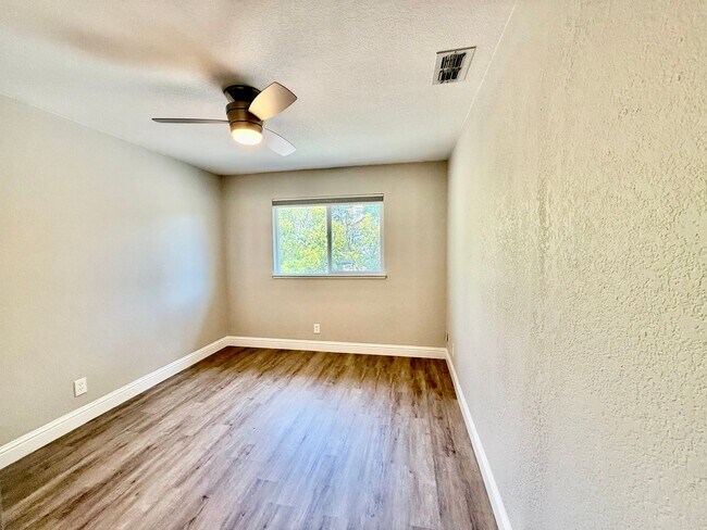 Building Photo - Large 2 story home available immediately
