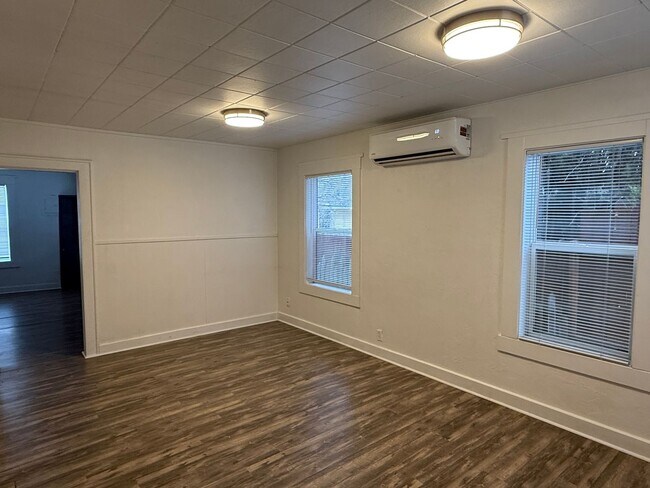 Building Photo - Downtown Bend Darling Cottage – Walk to Everything!