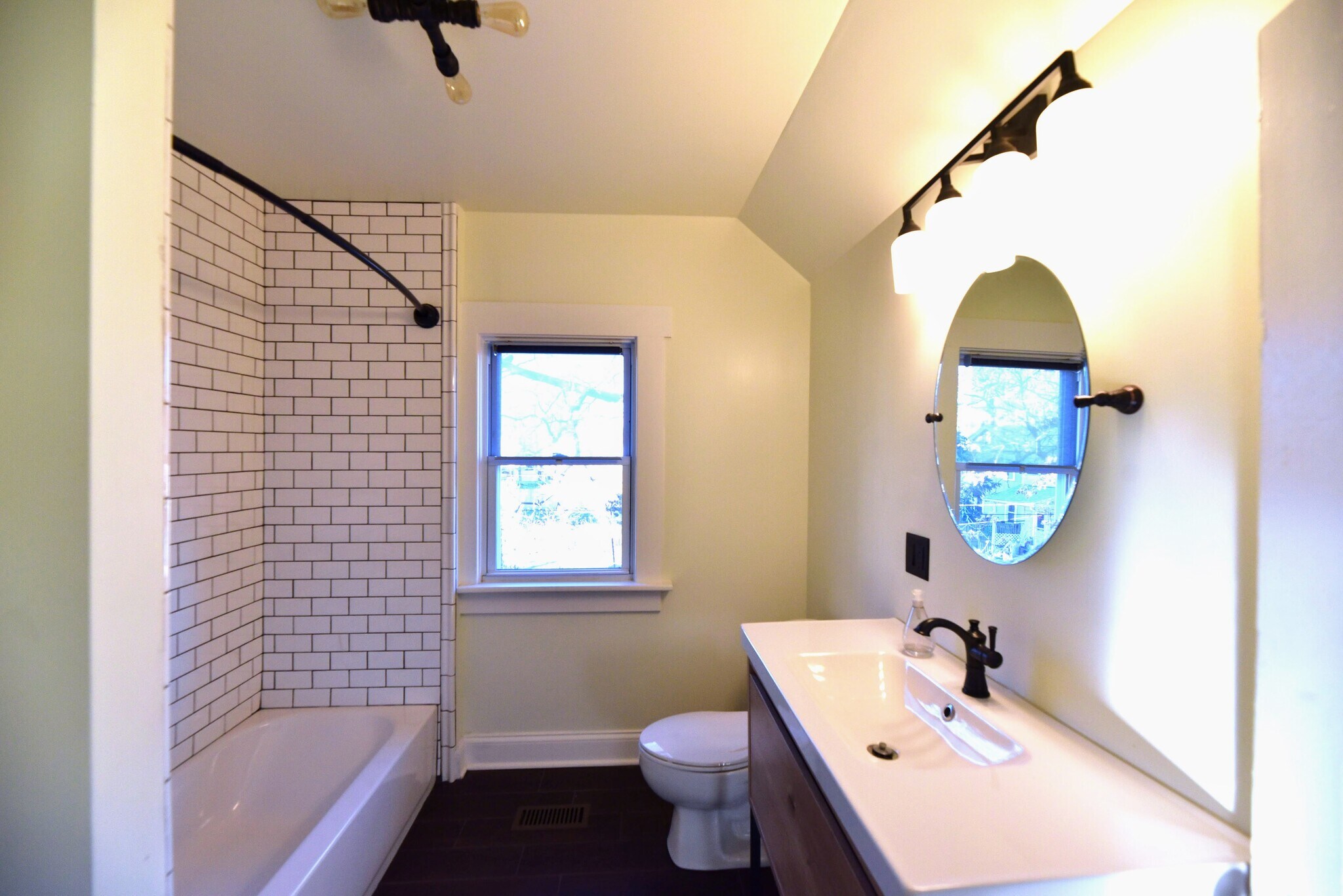 Building Photo - 240 E Duncan St