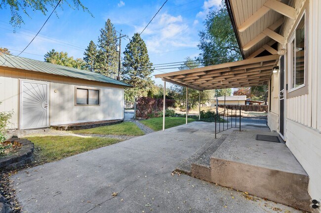 Building Photo - 206 W Waverly Pl