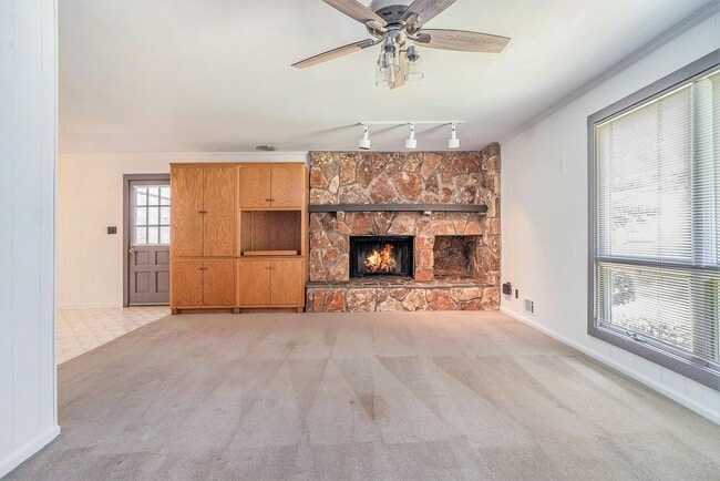 Building Photo - Oconee Country Living on 8+ Acres w/ Full ...
