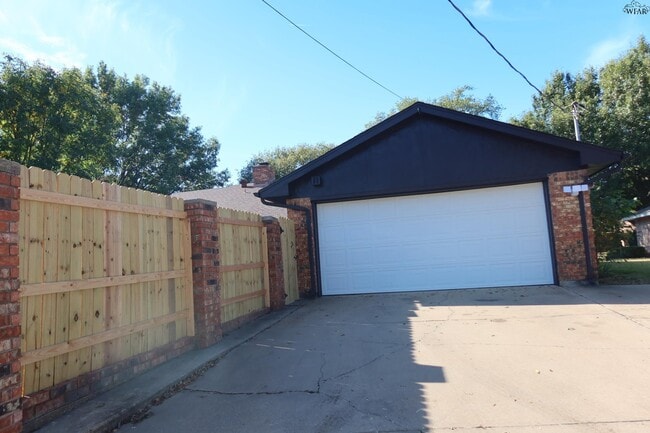 Building Photo - 4819 Royal Oak St