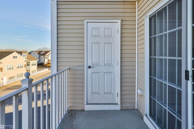 Building Photo - Bright, spacious 2-bedroom / 2-bath condo available now!