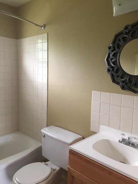 Building Photo - 2525 W 13 Mile Rd