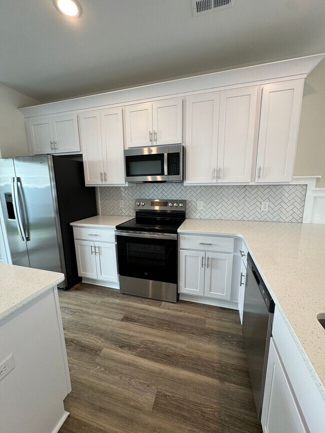 Building Photo - Stunning Townhome in Sneads Ferry