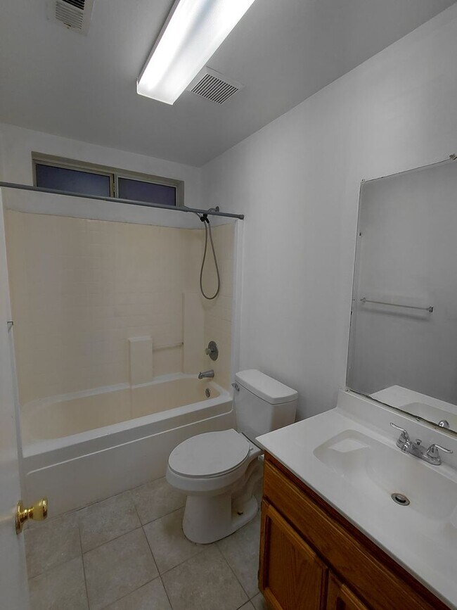 Building Photo - Move-In Ready 2-Story Apartment for Rent!