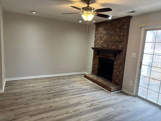 Building Photo - Freshly renovated 2BR 2.5BA Townhome