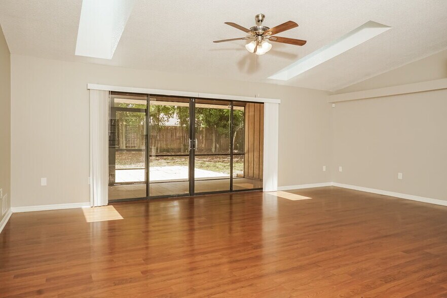 Building Photo - 5785 Colonial Oaks Blvd