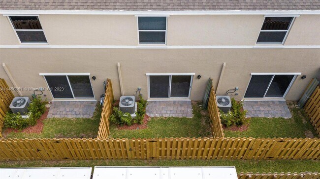 Building Photo - 449 NE 4th Ln