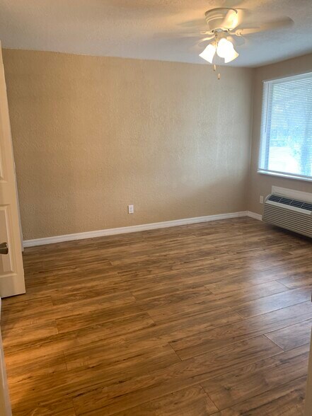 Building Photo - 520 7th Pl