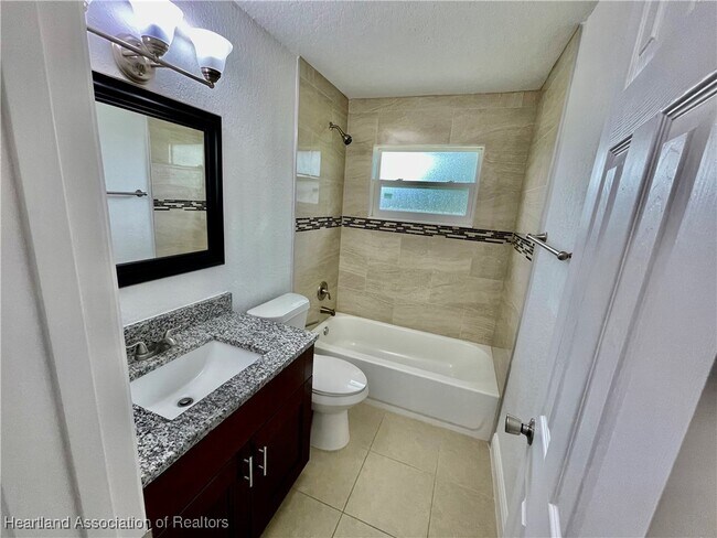 Building Photo - 1409 Palm Way