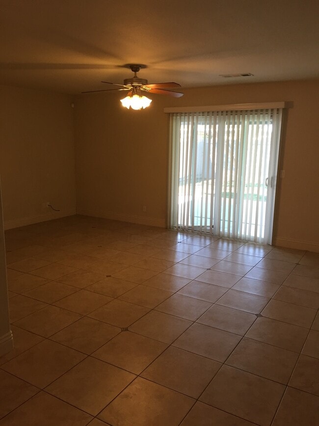 Building Photo - 3 Bedroom 2 Bath Home