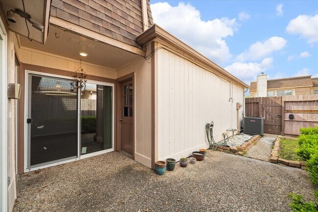 Building Photo - 2825 Camelot Ln