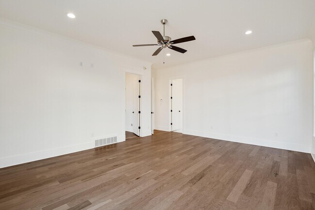 Building Photo - 1117 E Irvin Dr