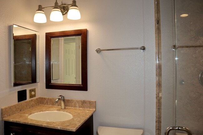 Building Photo - Wonderful 4 Bedroom Home in Fremont – Beautiful Backyard!