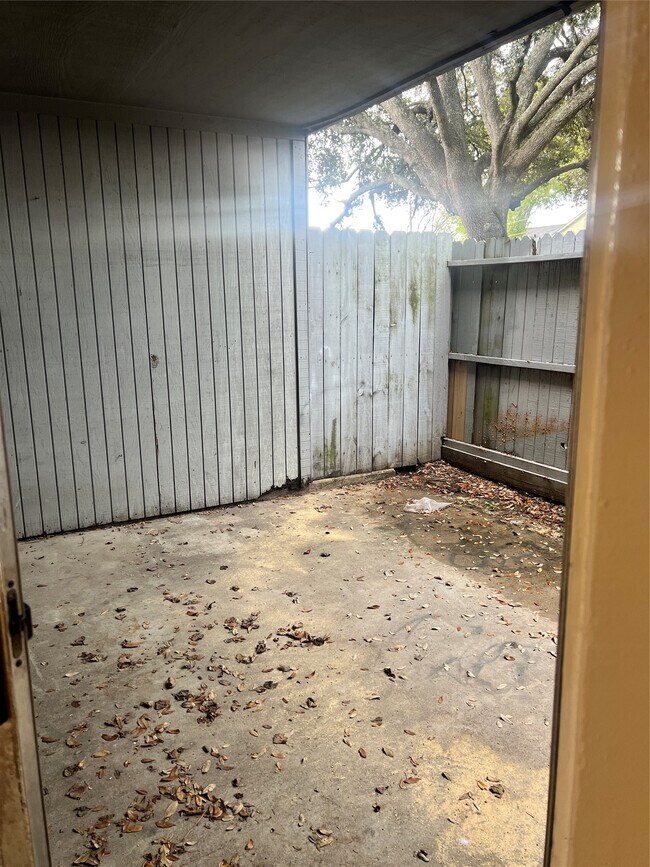 Building Photo - 9700 Leawood Blvd