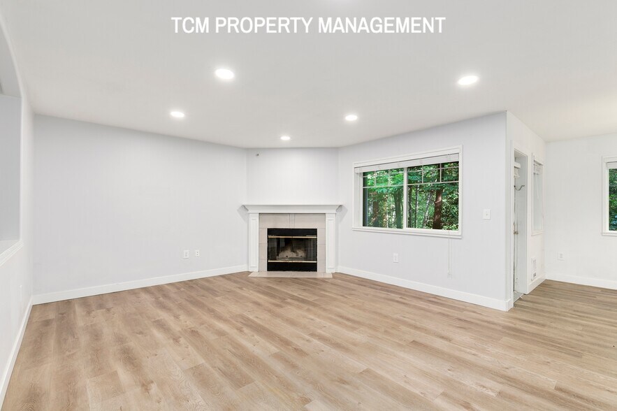 Building Photo - 18501 SE Newport Way