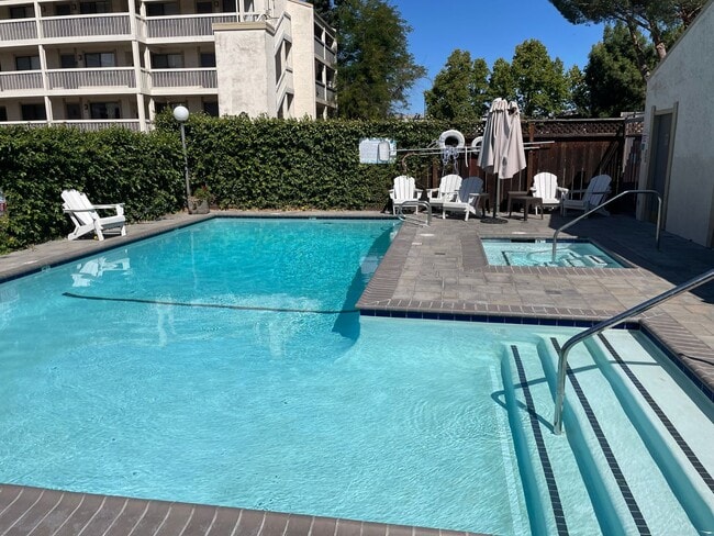 Building Photo - Fully Remodeled 2bedroom near downtown