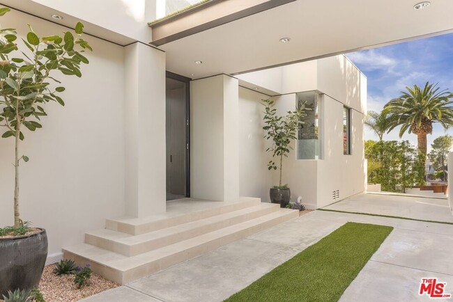 Building Photo - 9405 Sierra Mar Pl
