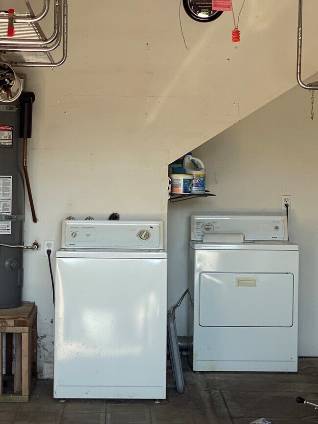 Building Photo - Santa Barbara - Cute two bedroom, one bath...