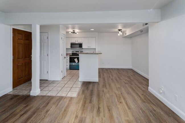 Building Photo - Villa Borgata Condo with Newer Flooring, P...