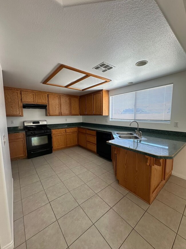 Building Photo - 3 bedroom, 2 bath in Copper Hills
