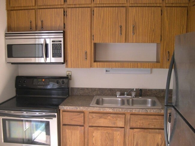 Building Photo - 220 Golden Days Dr