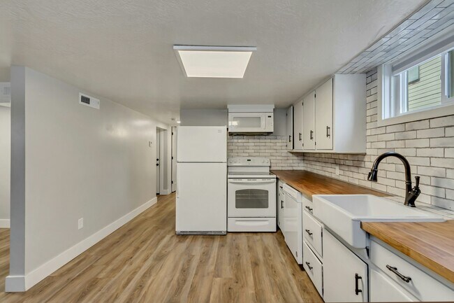 Building Photo - 718 N 100 W St